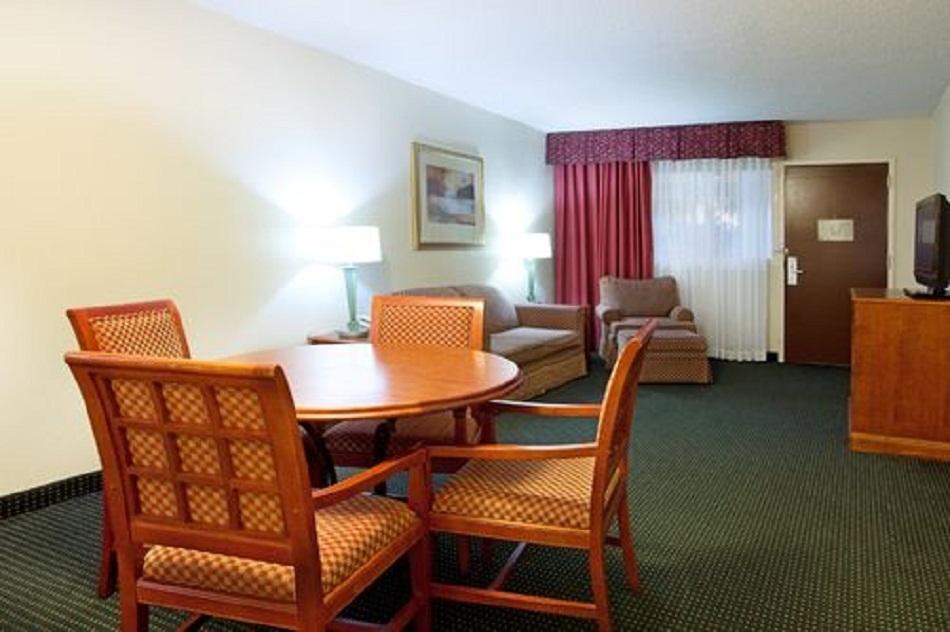 Ramada Inn Lafayette Conference Center Room photo