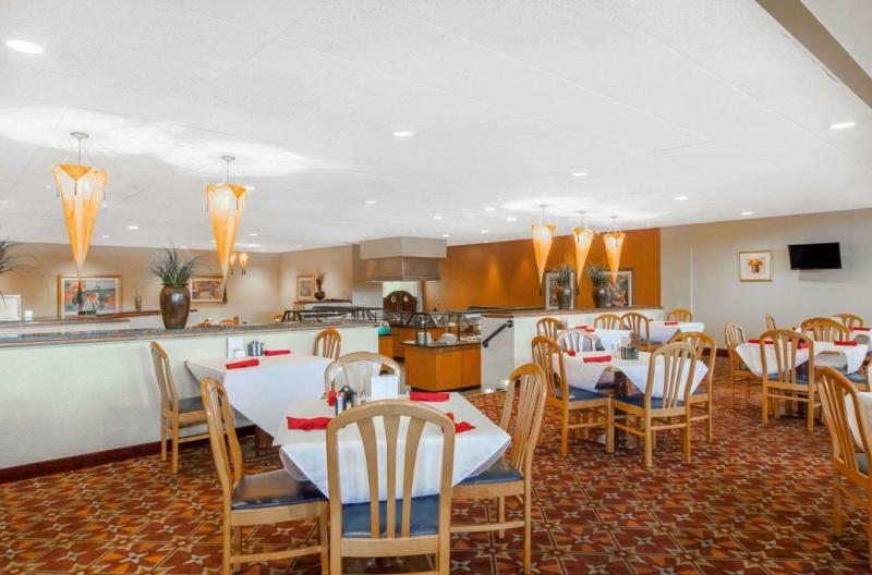 Ramada Inn Lafayette Conference Center Exterior photo